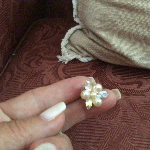 Stunning Pearl and Swarovski Petal Cut Cluster Stud Earrings - Picture 3 of 5